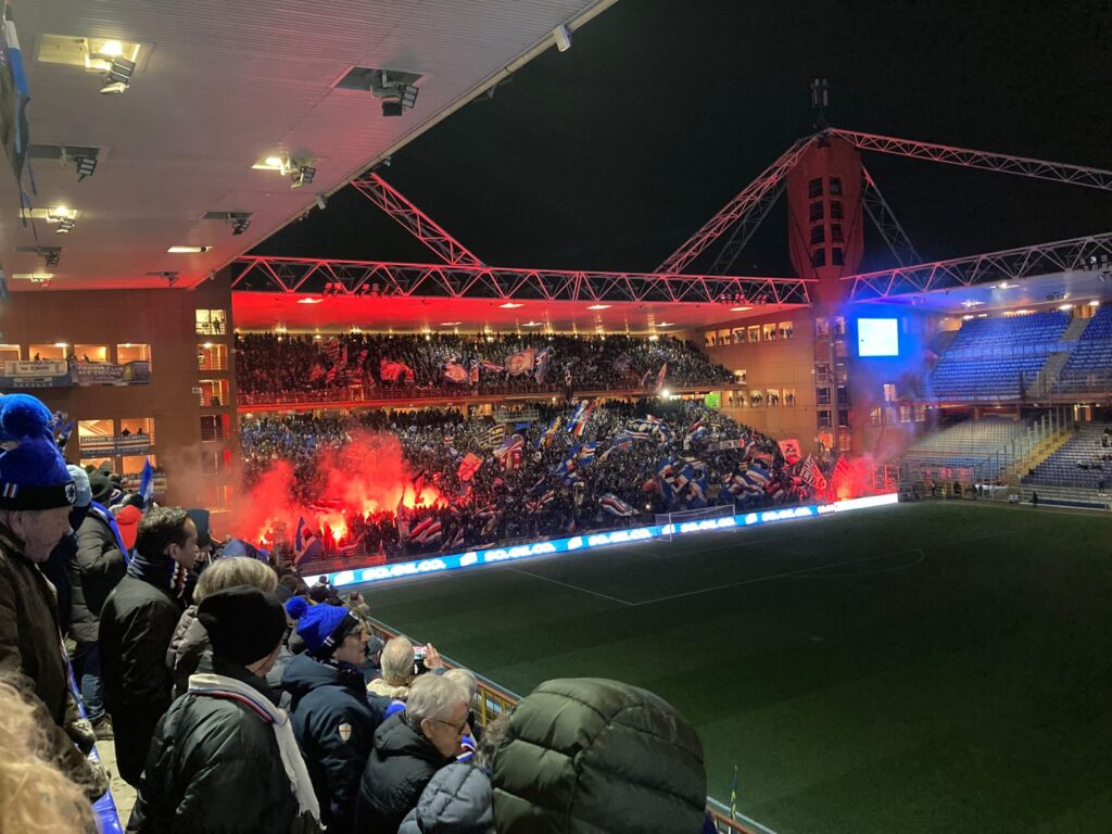 Pyrotechnik und Fahnen im Sampdoria-Block.