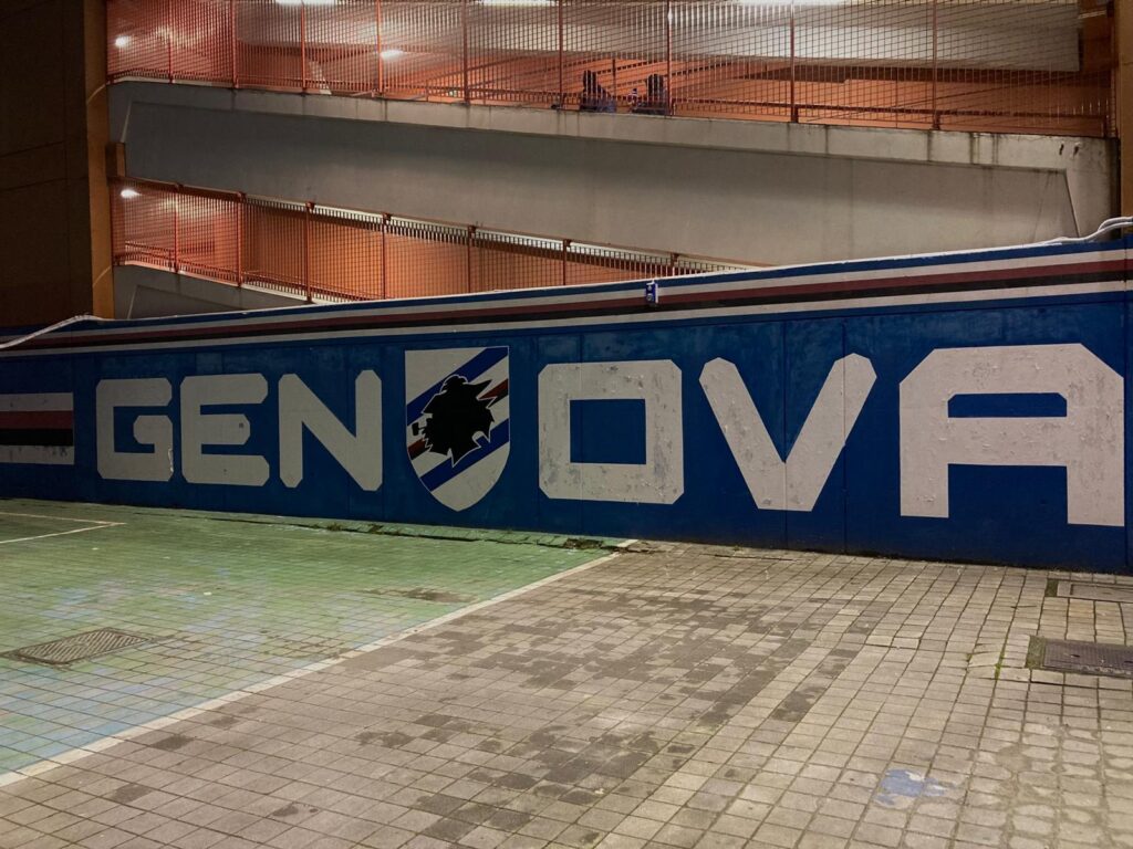 eindrucksvolles Graffiti vor dem Luigi Ferraris in Genua.