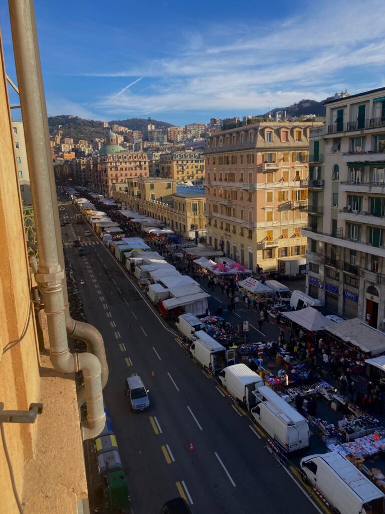 Markt auf den Straßen Genuas.