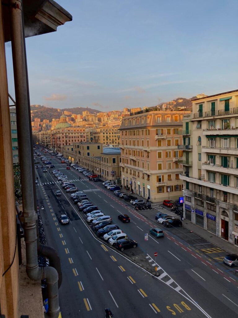 einfache Hauptstraße in Genua.