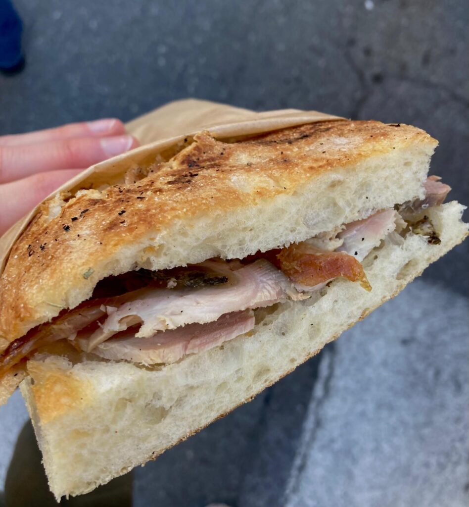 frische Focaccia mit Porchetta vom genuesischen Wochenmarkt