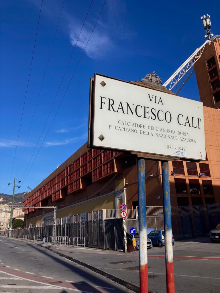 Via Francesco Cali mit dem Stadio Luigi Ferraris im Hintergrund