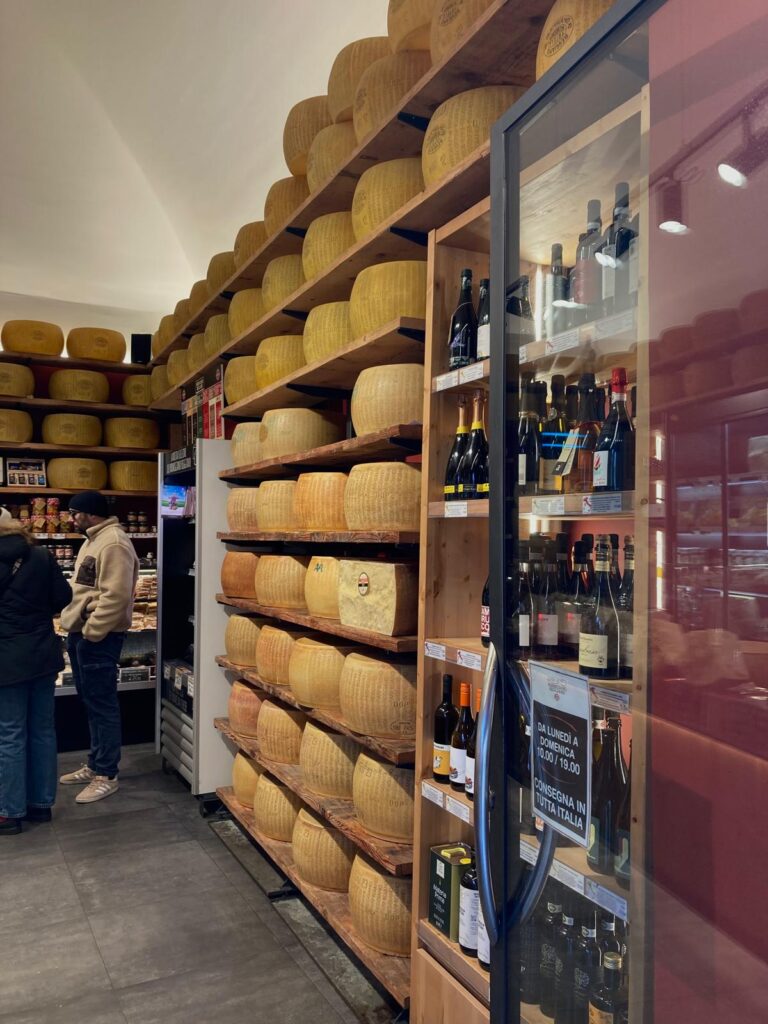 Einblick in einen Feinkostladen in Parma.