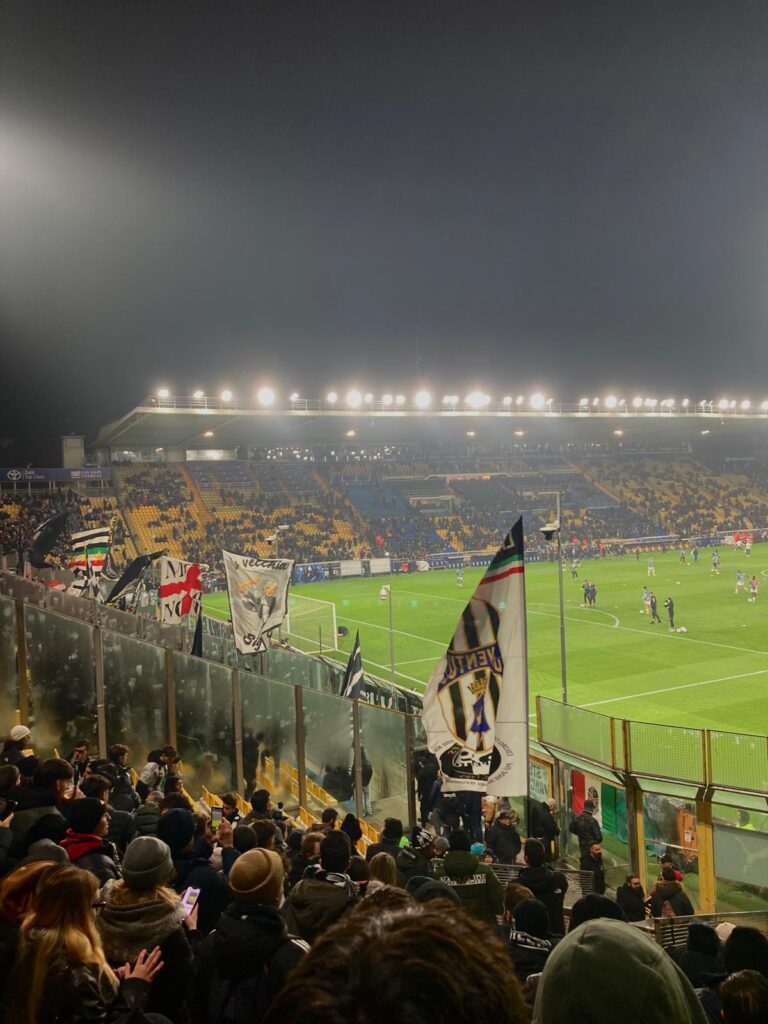 Blick aus dem Auswärtssektor im Ennio Tardini in Parma