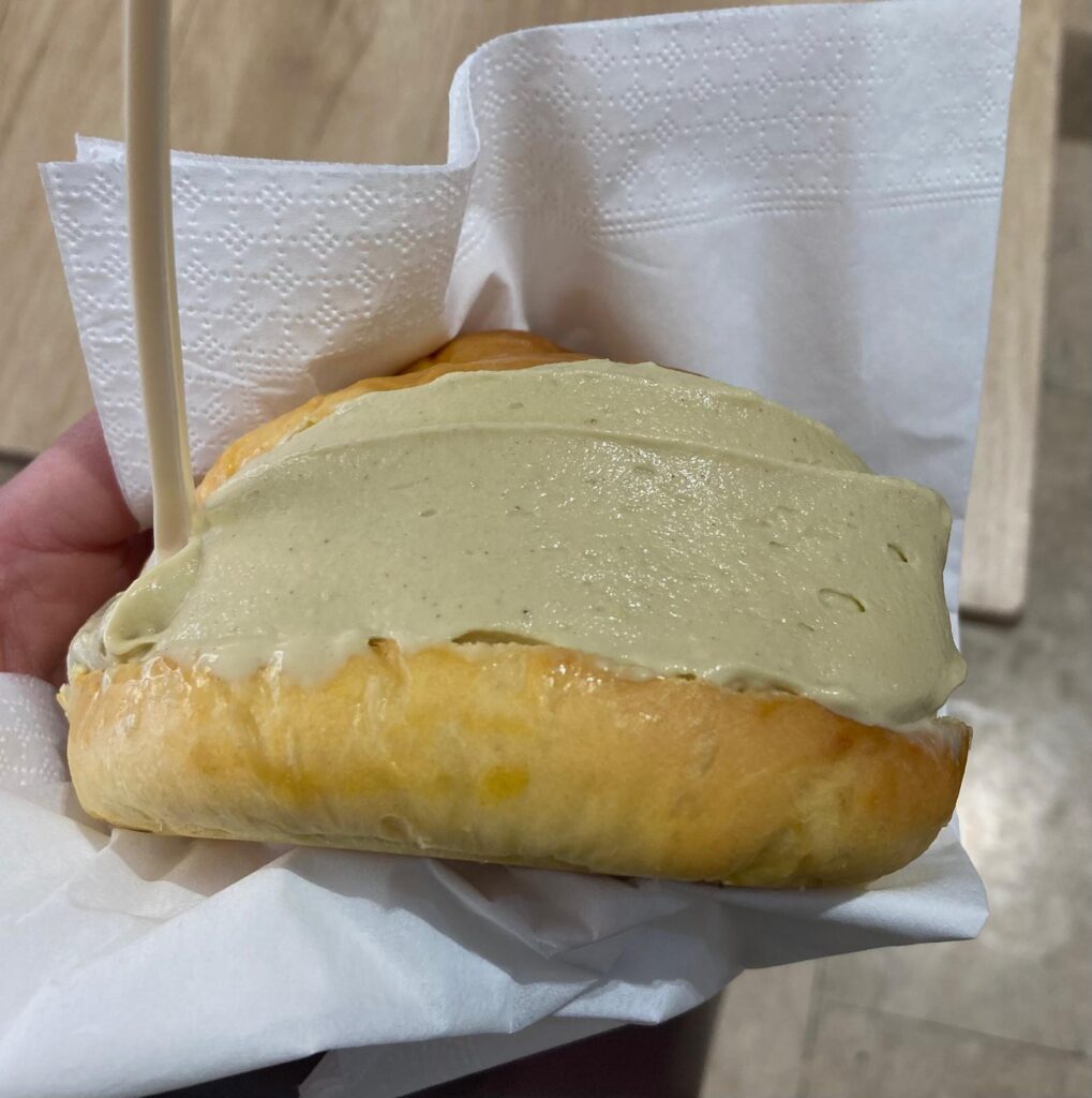 Pistazien-Gelato im Brioche in Bologna.