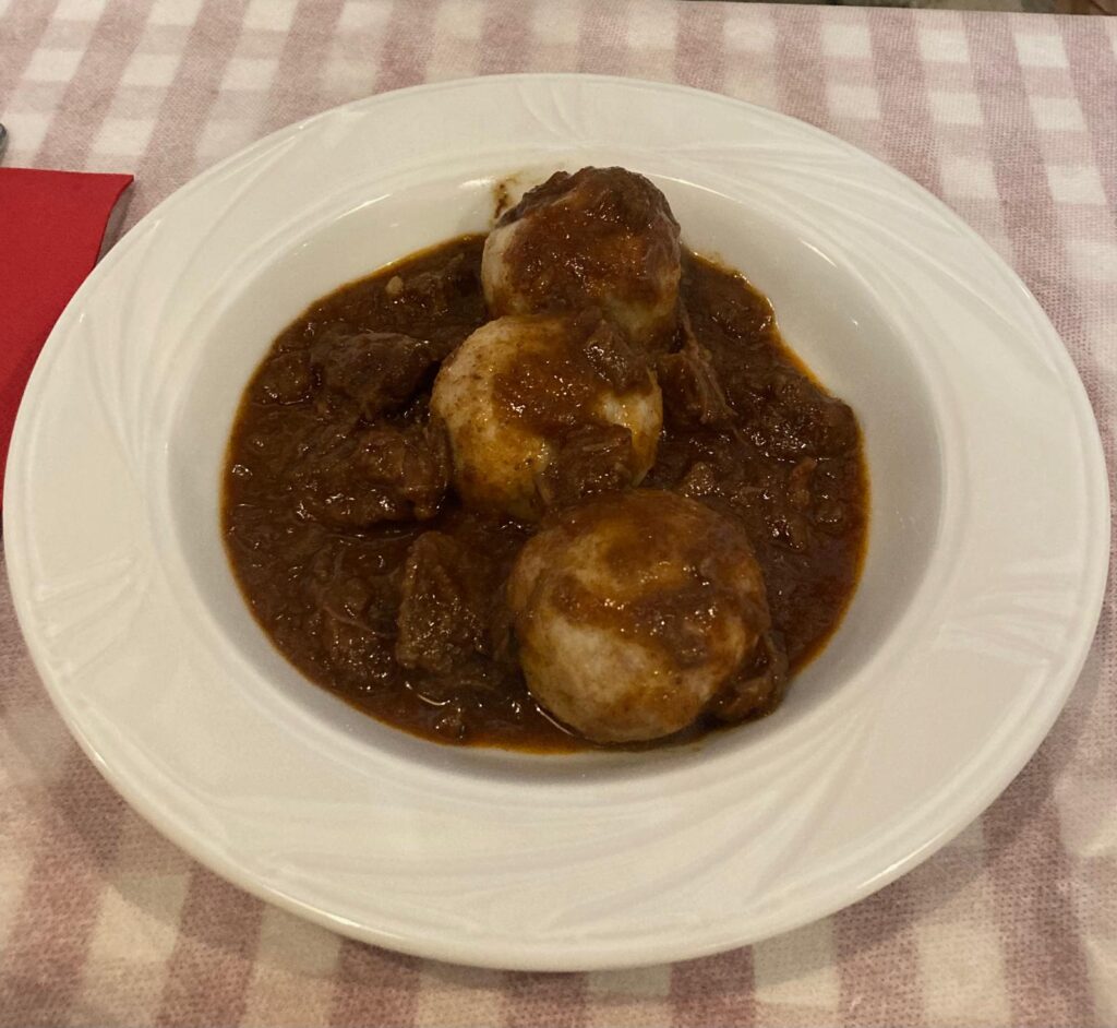 Gulasch mit Gnocchi in Triest.