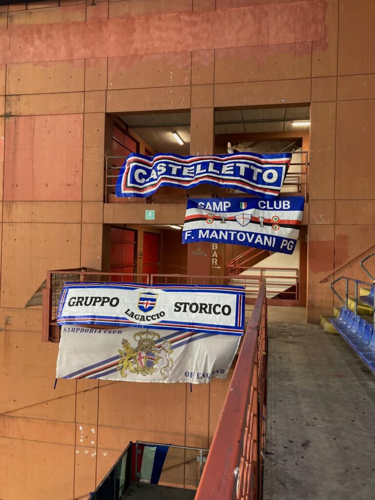 Flaggen der Sampdoria im Luigi Ferraris.