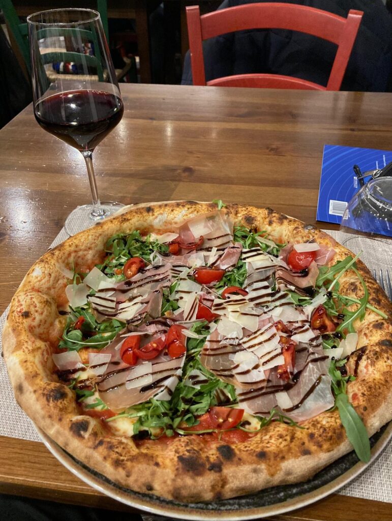 neapolitanische Pizza mit Rotwein in Genua.