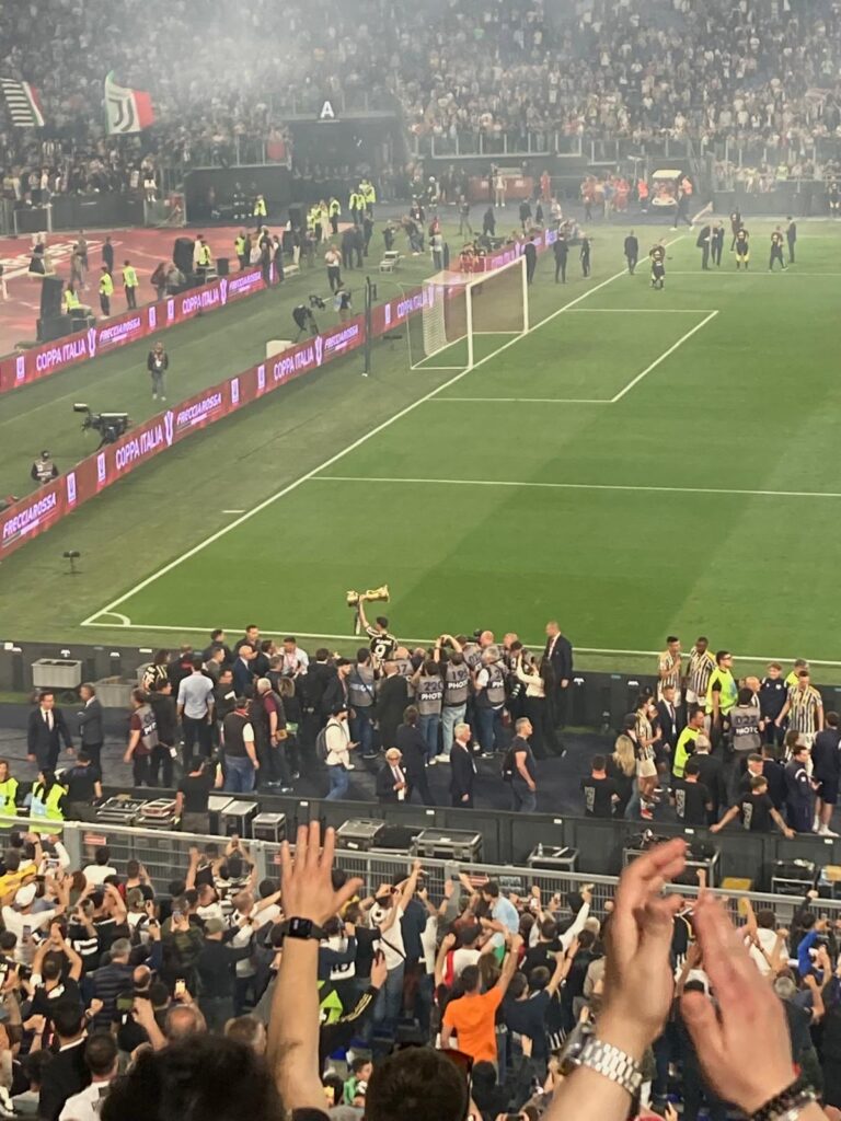 Vlahovic mit dem Pokal in der Hand.
