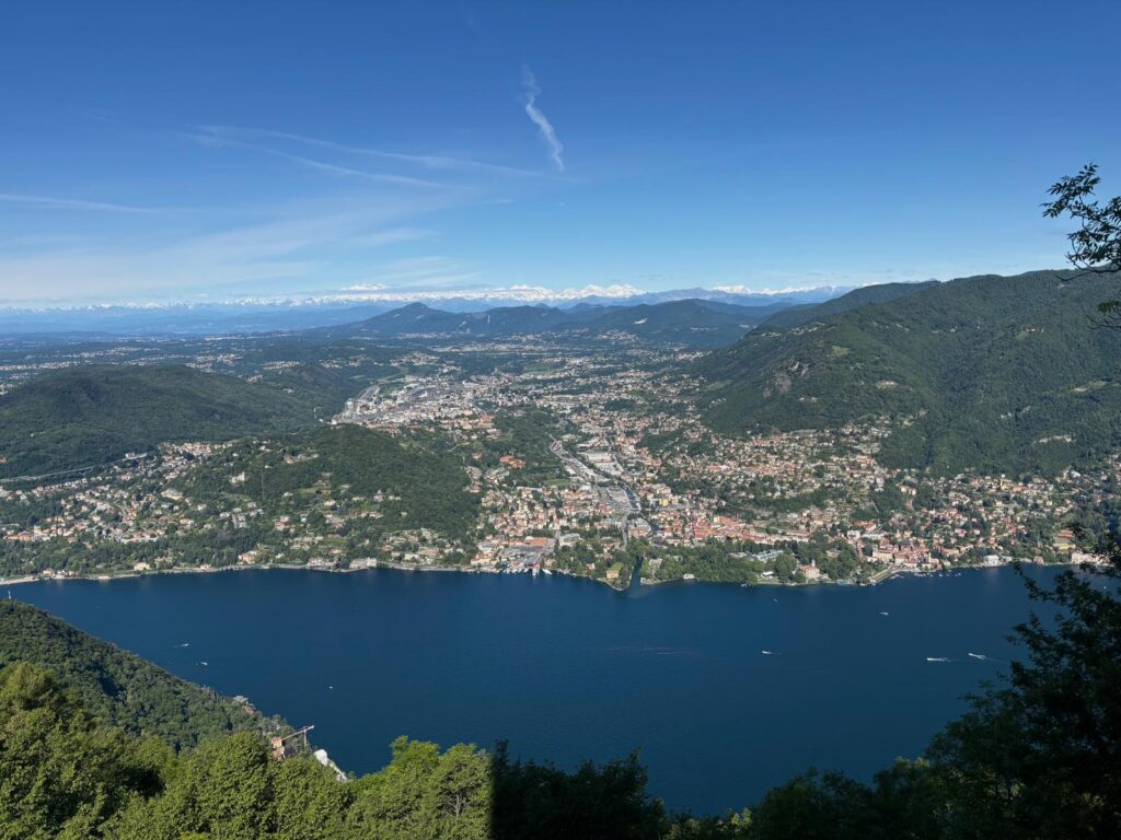 Blick über den Comer See in die Schweiz.