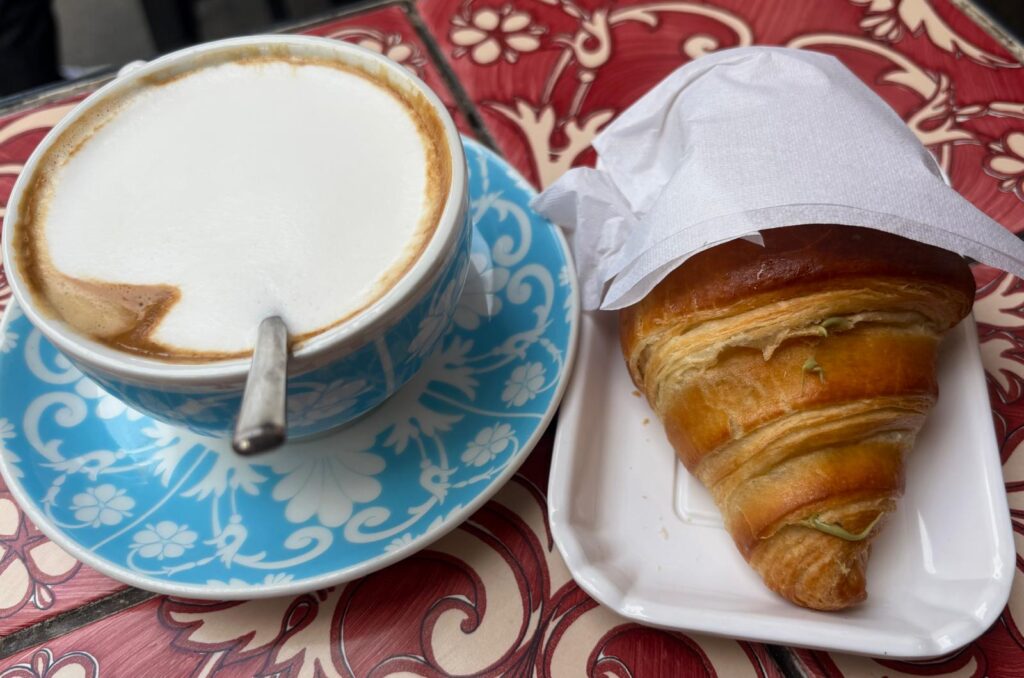 Cappuccino und Cornetto in Mailand.