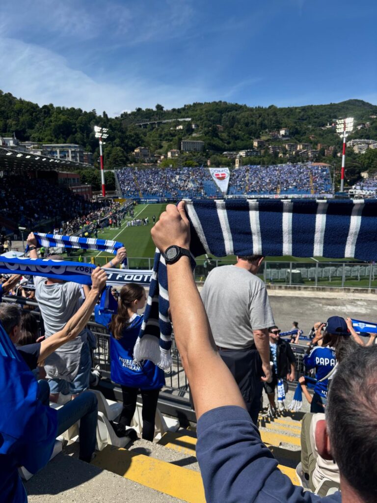 Como Tifosi bei der Hymne.