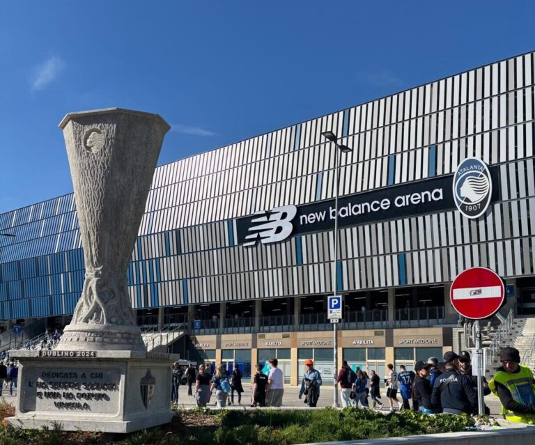 Pokal vor New Balance Arena