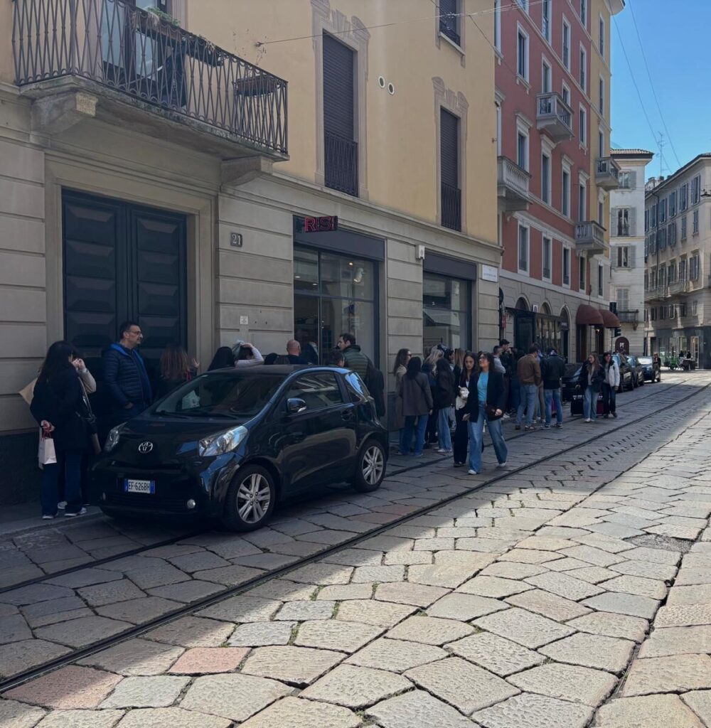 Schlange vor Trattoria Burla Gio in Milano.