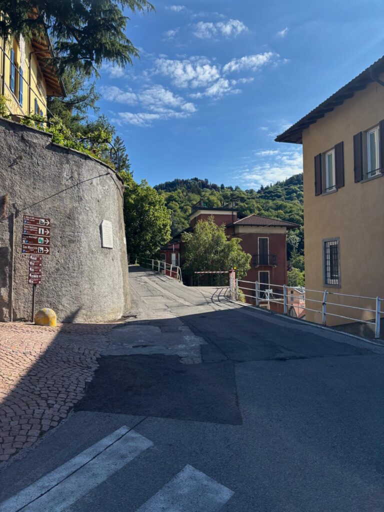 Wegweiser in Brunate.