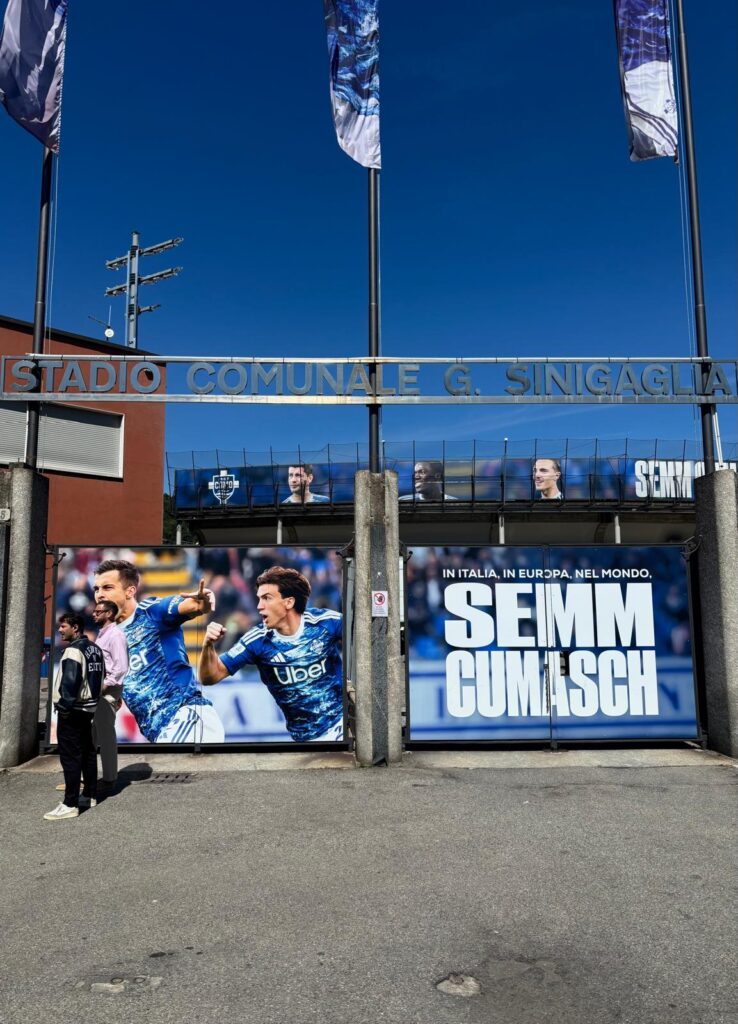Vor dem Stadion in Como.