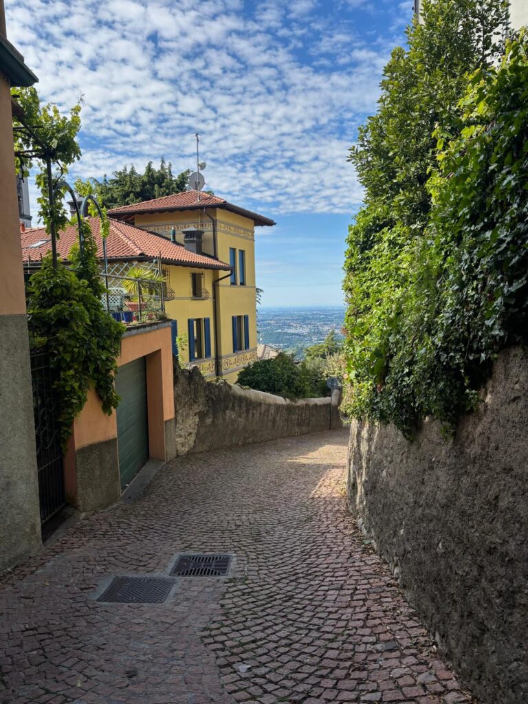 Weg nach unten in Brunate.